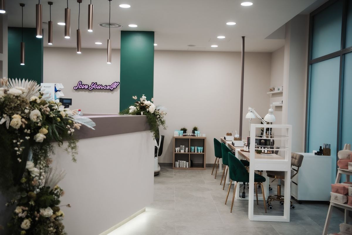 La reception e il nail bar, col neon Love Yourself acceso sulla parete