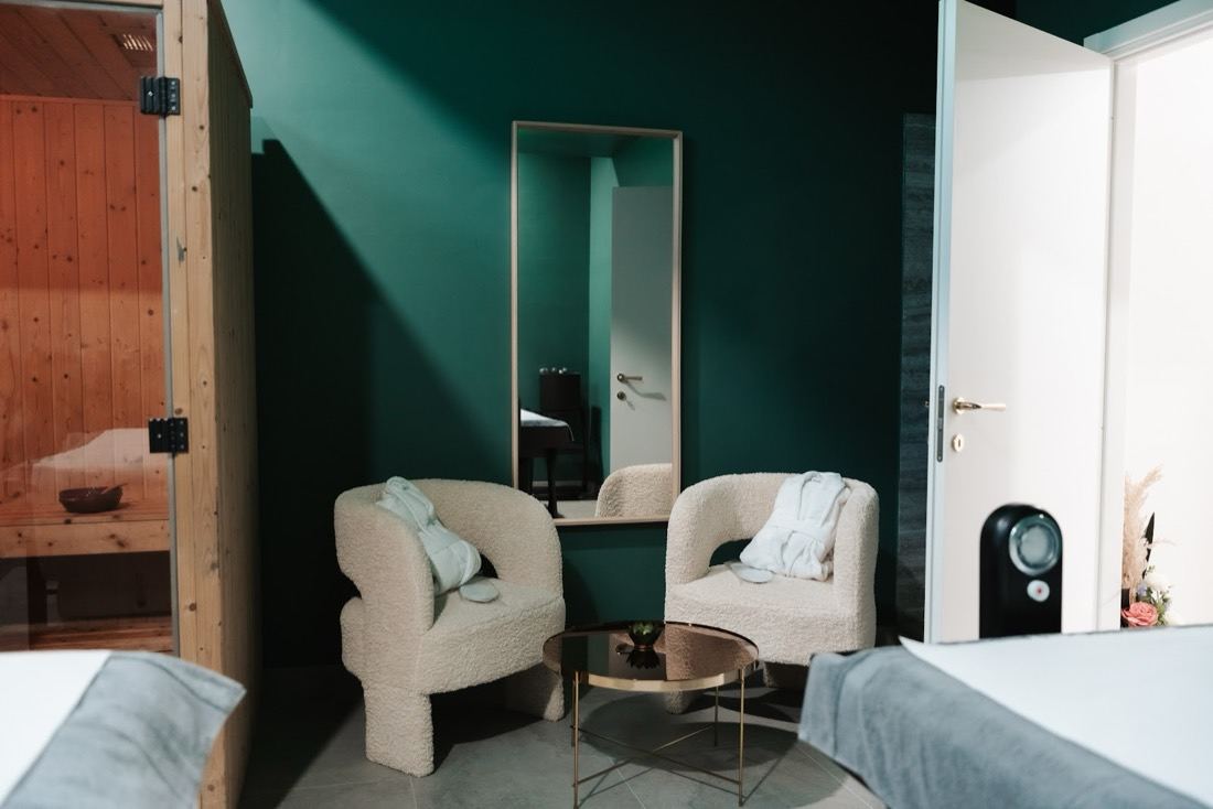 La cabina spa: sauna a infrarossi, lettino e poltroncine in bouclé