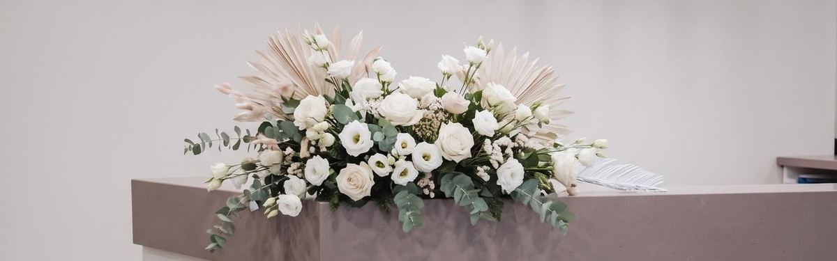 Il bancone di Hesteta, la pietra malva e i fiori secchi (immagine illustrativa)