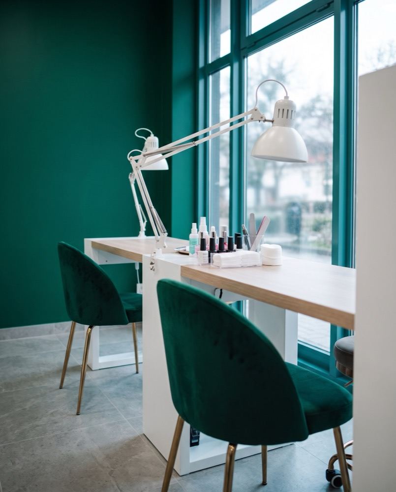 Il nail bar di Hesteta, con le sedute in velluto smeraldo (immagine illustrativa)