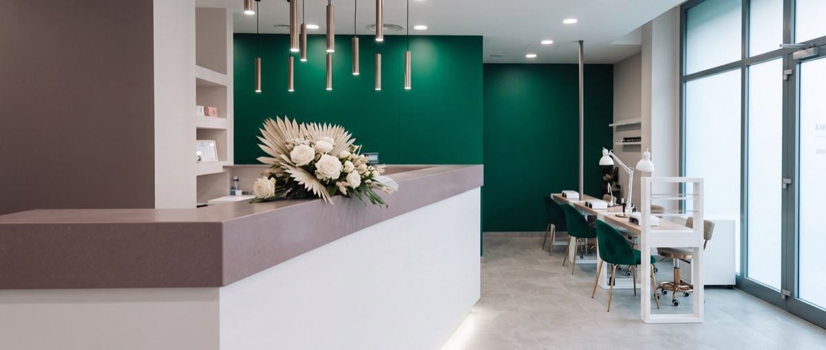 La sala di Hesteta: il bancone, la parete smeraldo e il nail bar (immagine illustrativa)