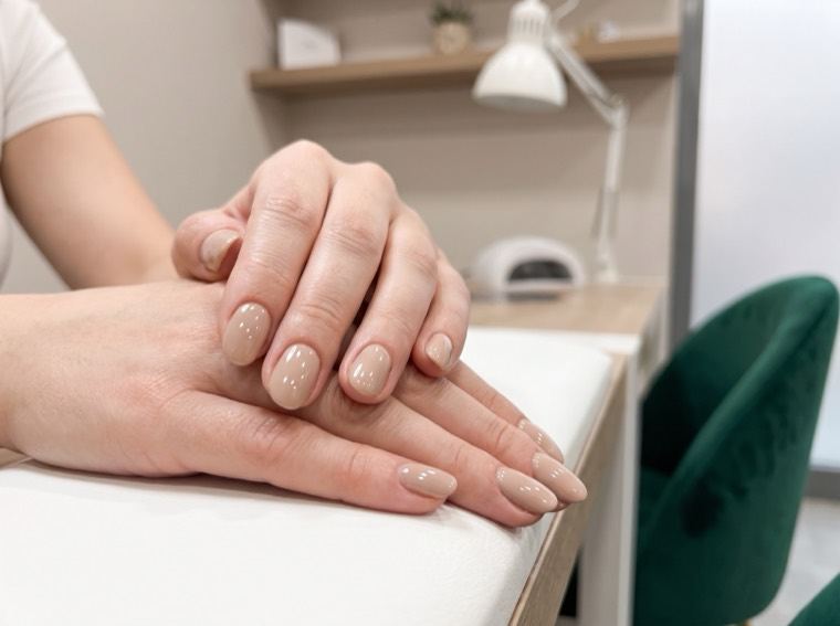 Le mani con lo smalto appena finito, sul banco del nail bar da Hesteta (immagine illustrativa)