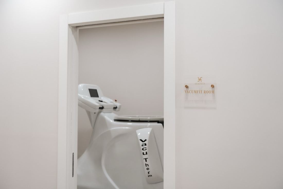La porta della cabina corpo e la targa col monogramma in ottone