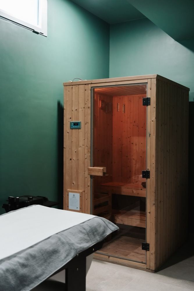 La sauna accesa contro la parete smeraldo